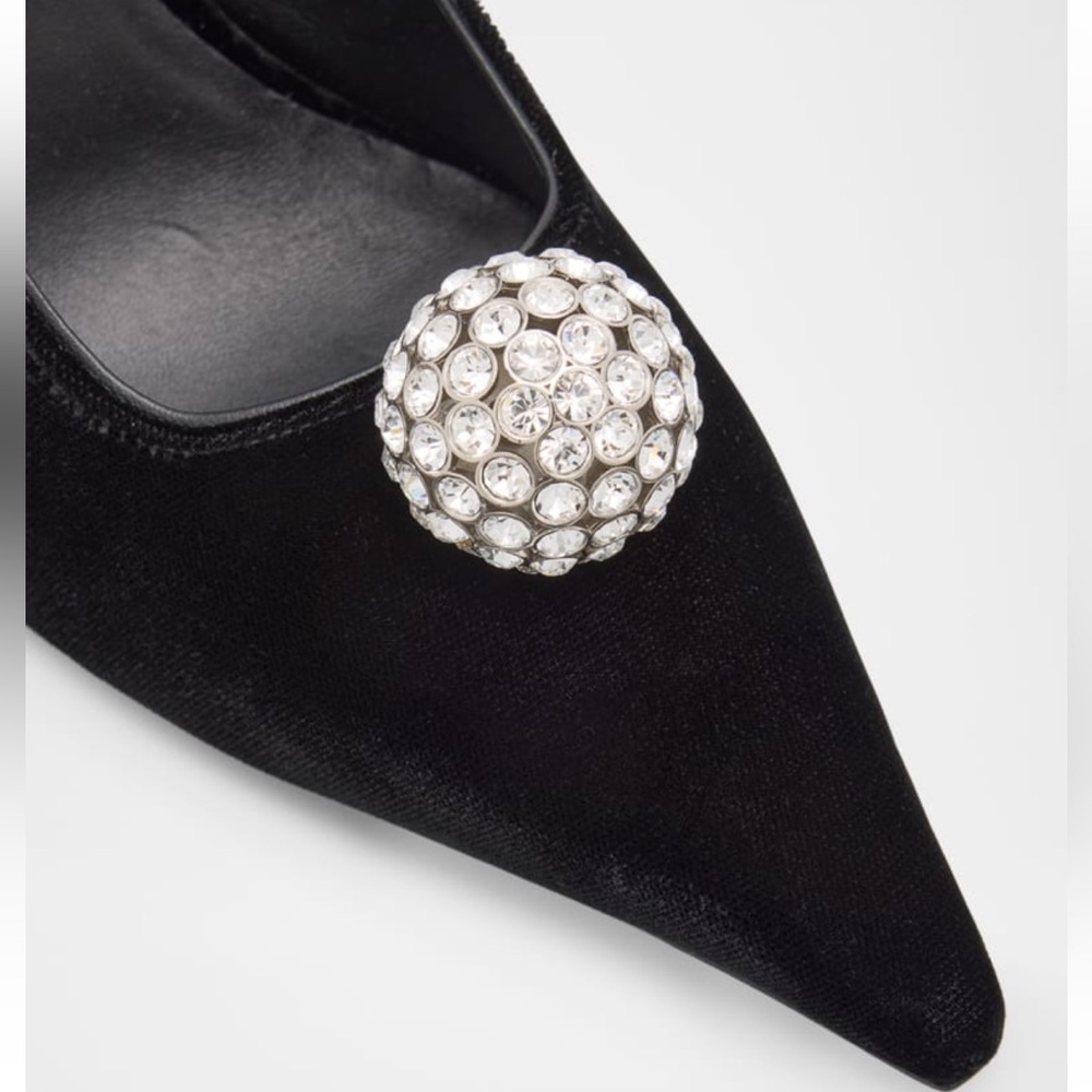 JIMMY CHOO
Crystal Orb Velvet Pumps
|EU 35.5 - Picture 12 of 12